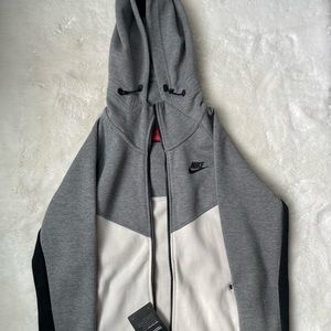 Brand new nike zip up sweatshirt. Never worn, still has the tags
